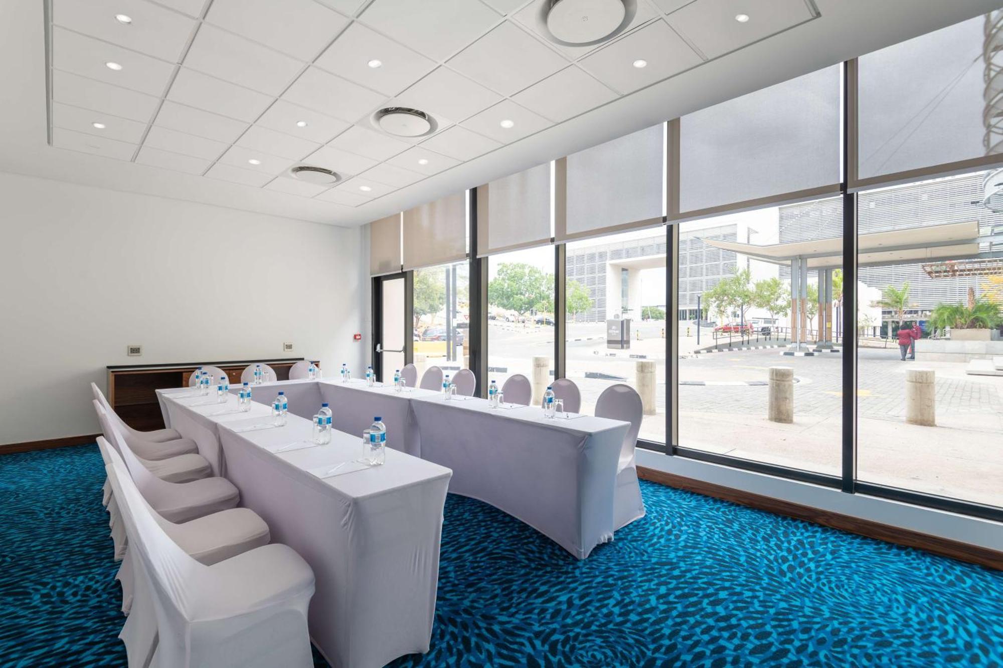Hilton Garden Inn Windhoek Bagian luar foto